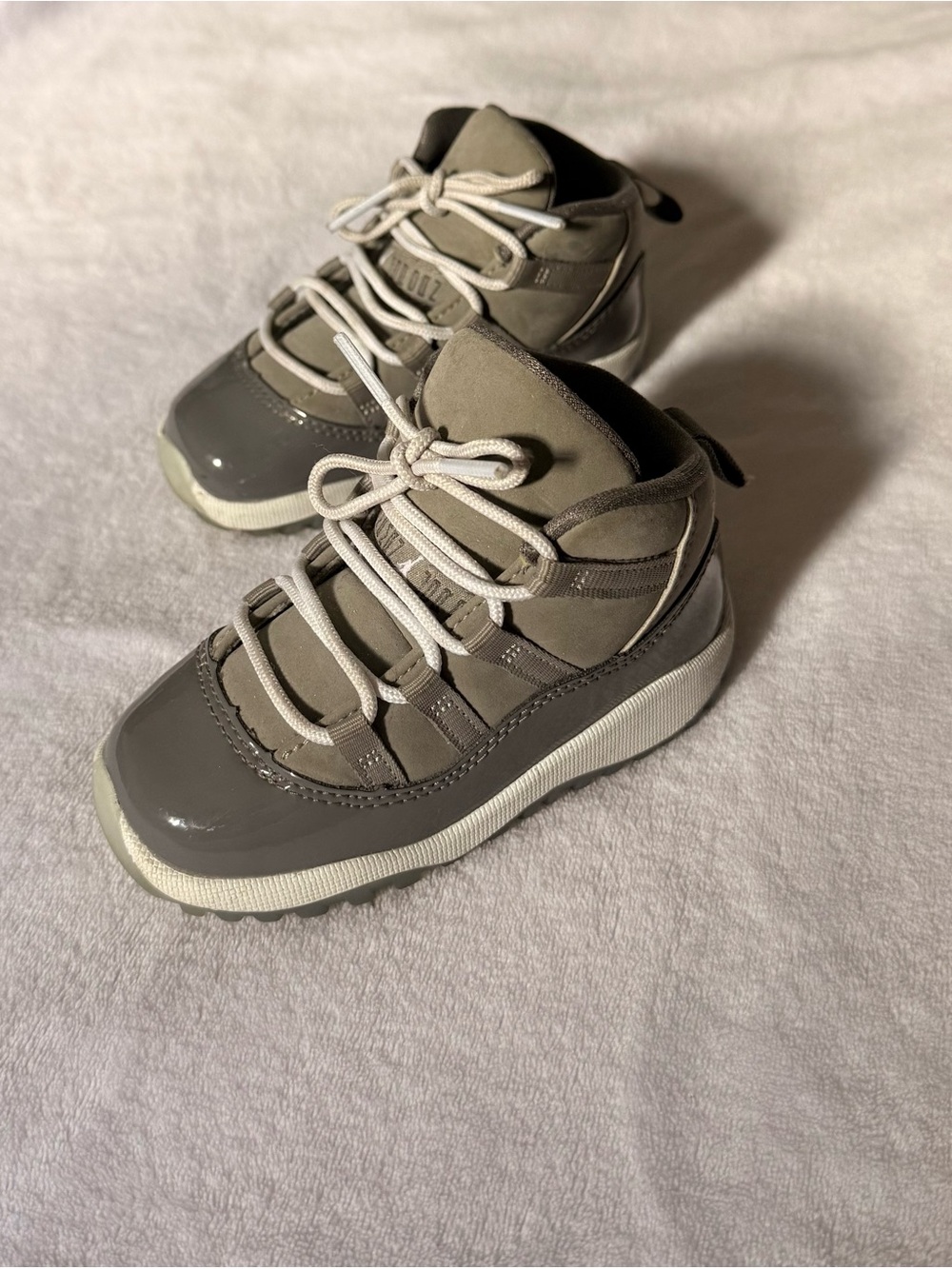 Jordan Kids Sneakers in Gray/White